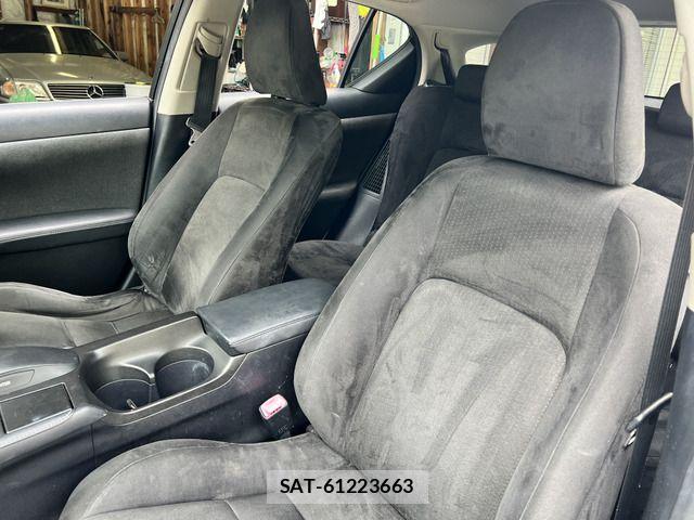 Lexus CT 2011-04 7455359-12