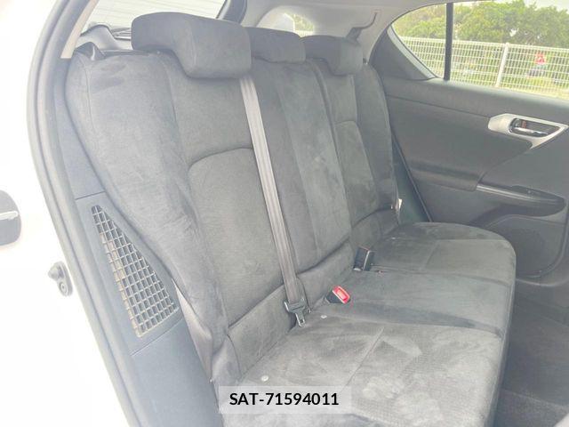Lexus CT 2011-07 7877311-9
