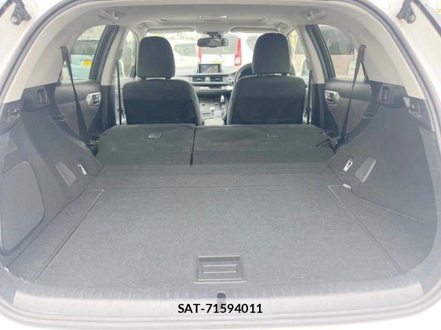 Lexus CT 2011-07 7877311-10