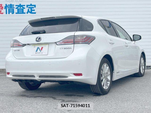 Lexus CT 2011-07 7877311-16