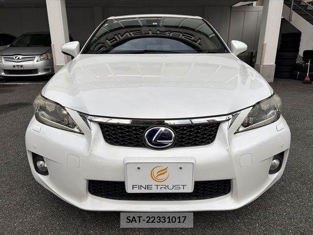 Lexus CT 2011-11 8036388-11
