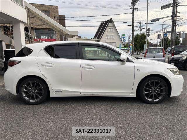 Lexus CT 2011-11 8036388-13