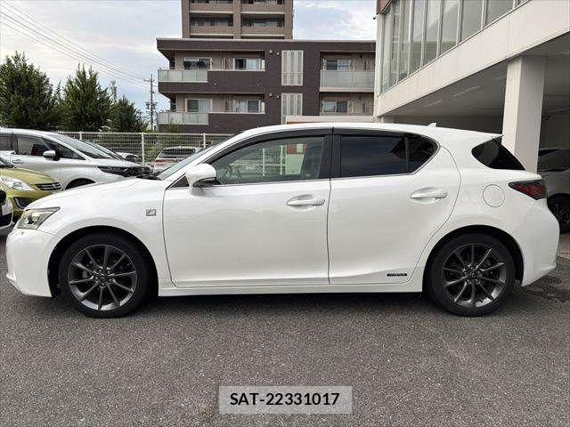 Lexus CT 2011-11 8036388-17