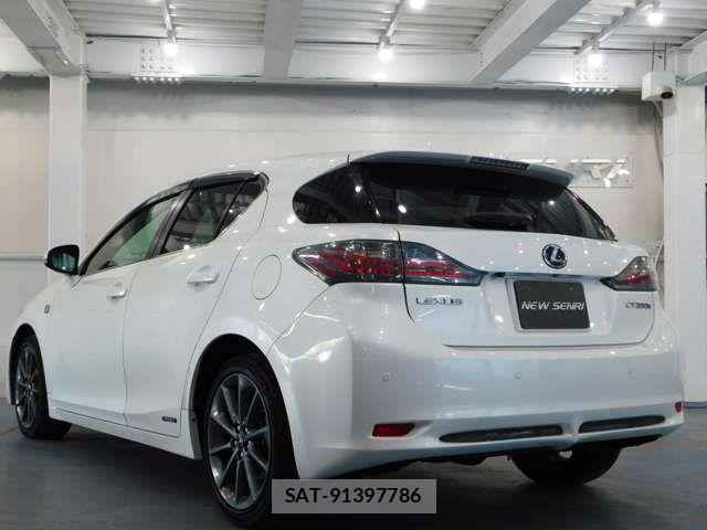 Lexus CT 2011-06 8036385-1
