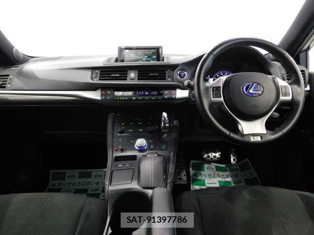 Lexus CT 2011-06 8036385-7