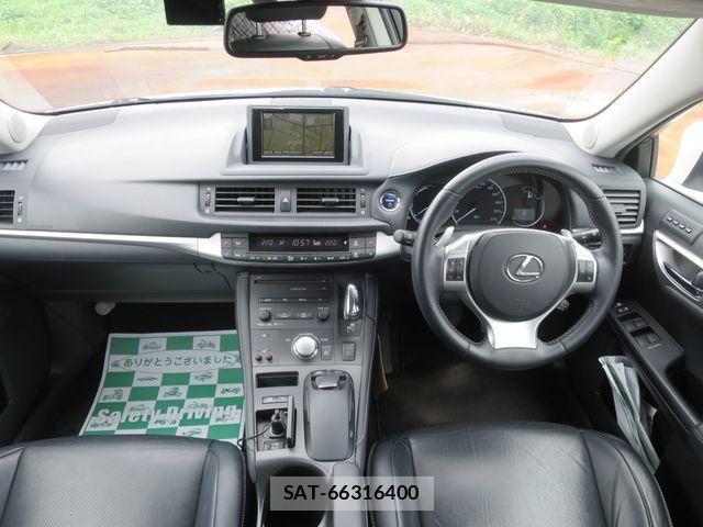 Lexus CT 2011-04 8245693-11