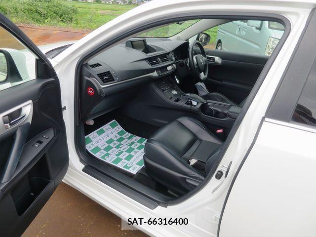 Lexus CT 2011-04 8245693-5