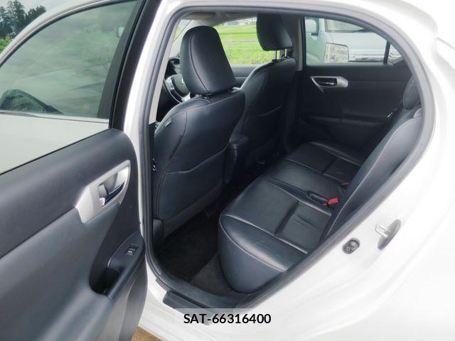 Lexus CT 2011-04 8245693-7