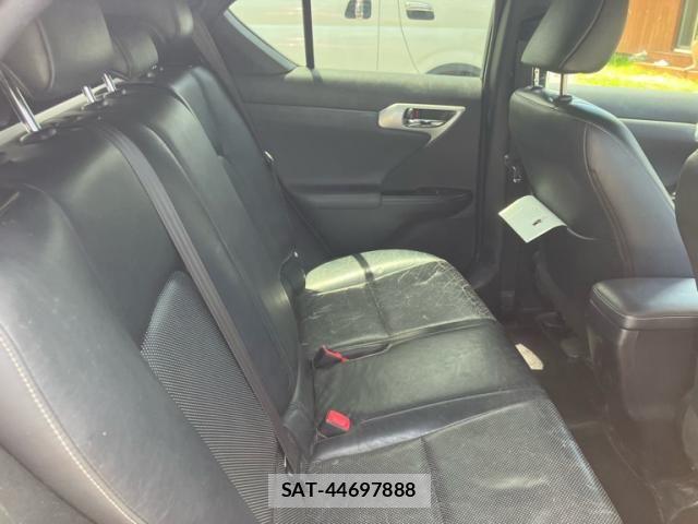 Lexus CT 2011-03 8245695-11
