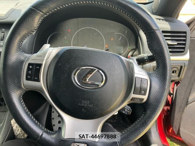 Lexus CT 2011-03 8245695-14