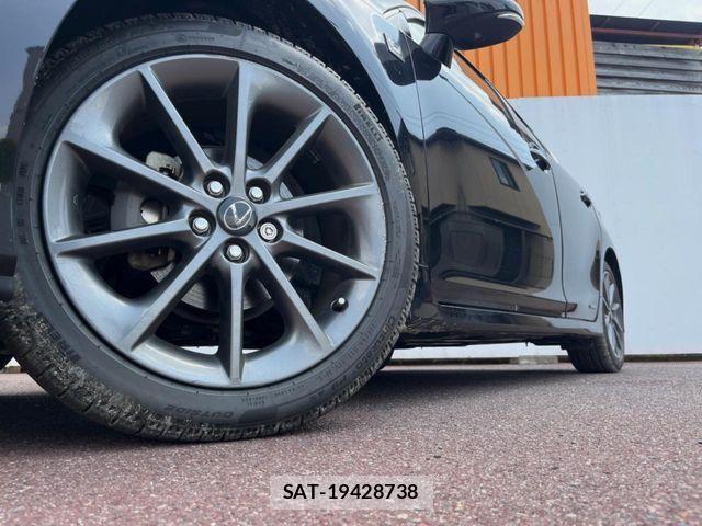 Lexus CT 2011-08 8315155-12
