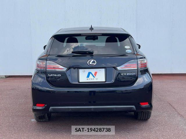 Lexus CT 2011-08 8315155-15
