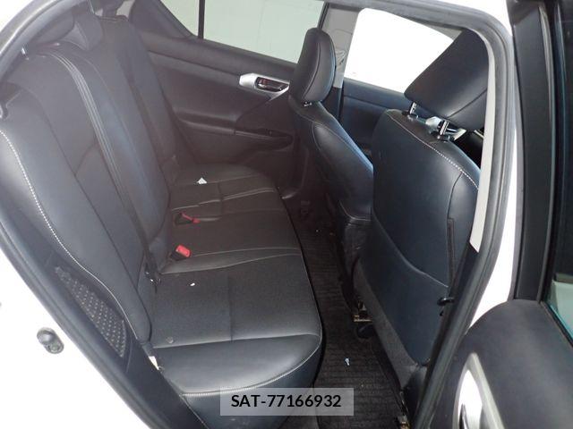 Lexus CT 2012-04 8354832-23