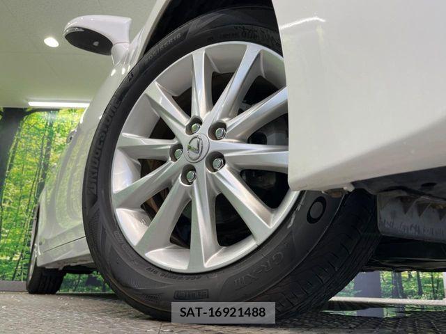 Lexus CT 2012-11 8366692-13