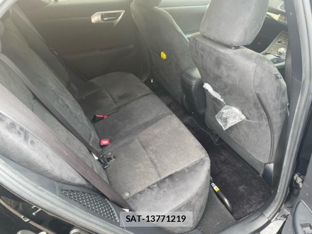 Lexus CT 2011-01 8438346-10
