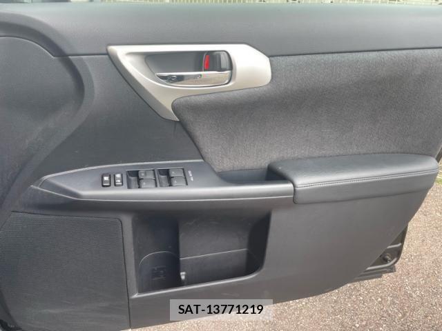 Lexus CT 2011-01 8438346-13