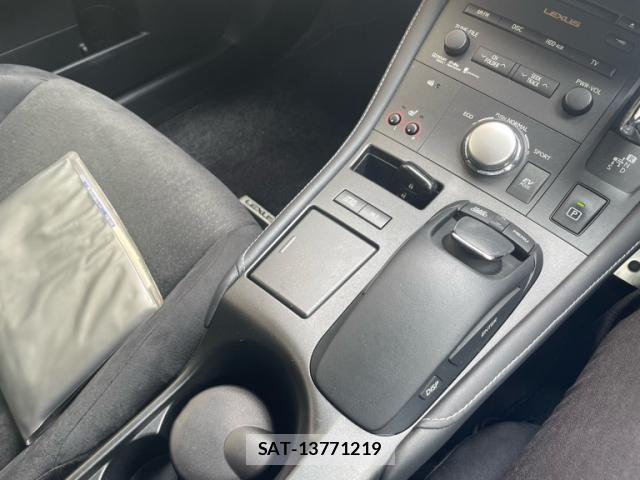 Lexus CT 2011-01 8438346-22