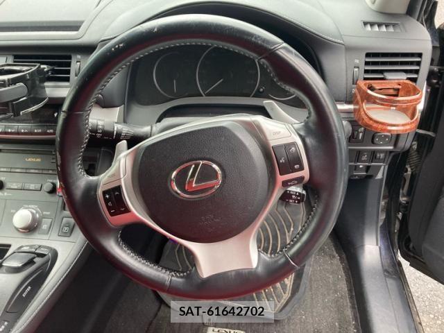 Lexus CT 2011-07 8457796-12