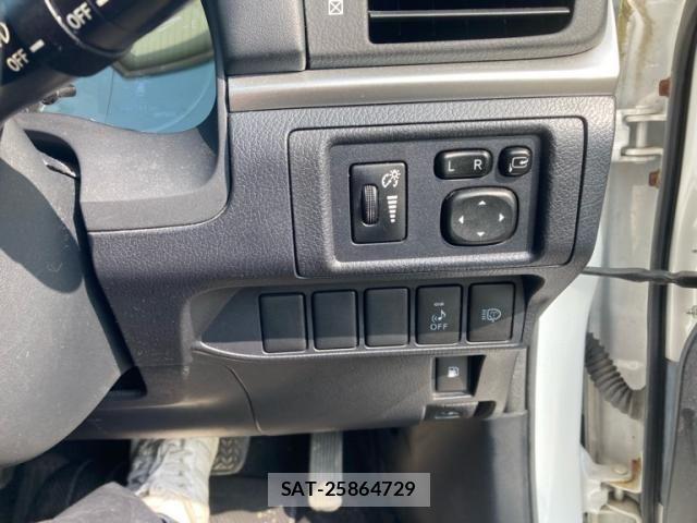 Lexus CT 2011-08 8743359-17