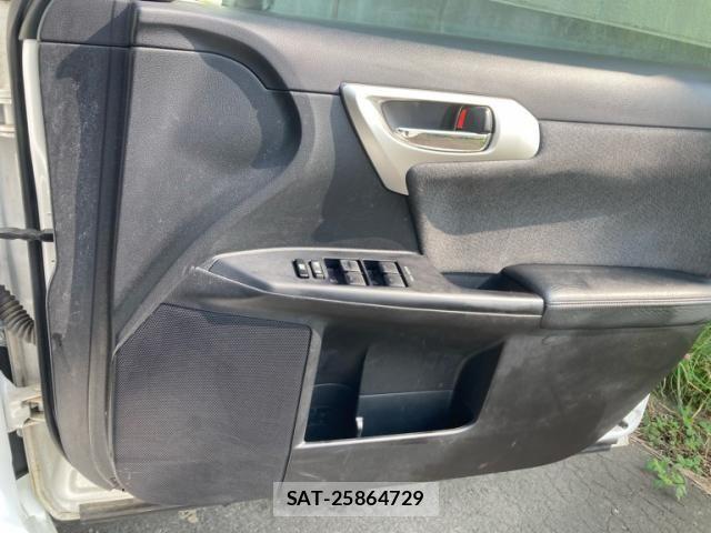 Lexus CT 2011-08 8743359-18