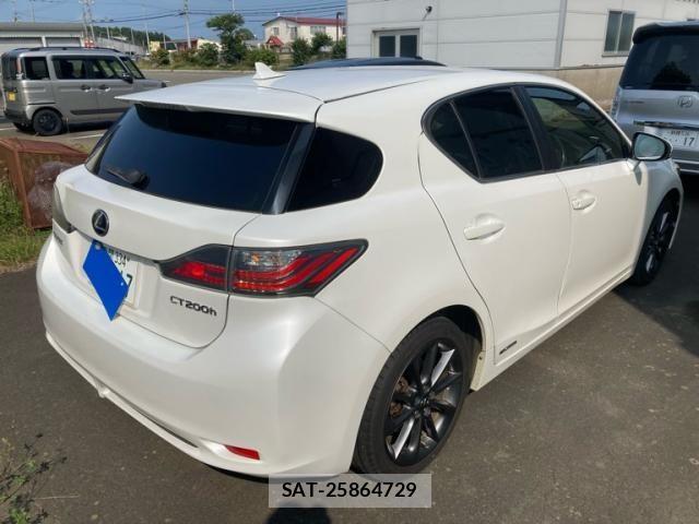 Lexus CT 2011-08 8743359-3