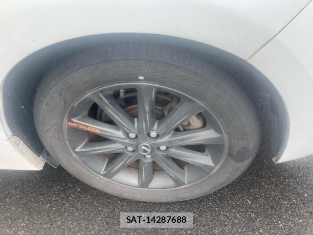 Lexus CT 2011-10 8743358-11