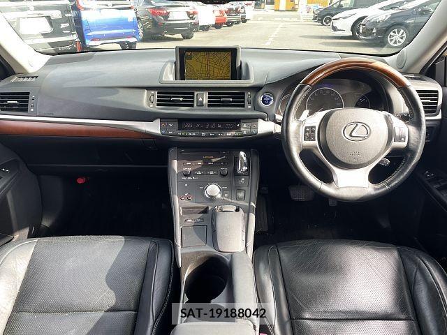 Lexus CT 2011-08 8829921-1
