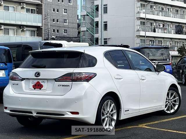 Lexus CT 2011-08 8829921-2