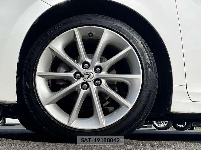 Lexus CT 2011-08 8829921-3