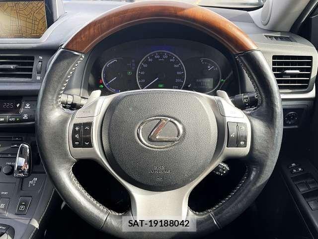 Lexus CT 2011-08 8829921-4