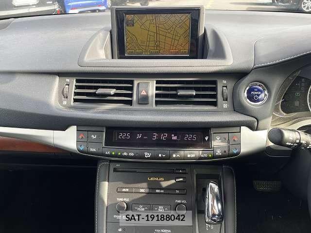 Lexus CT 2011-08 8829921-5