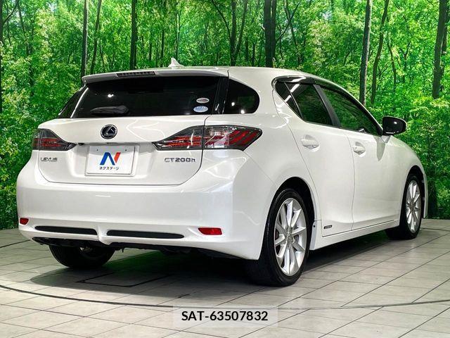 Lexus CT 2011-01 8871332-16