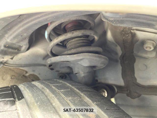 Lexus CT 2011-01 8871332-19