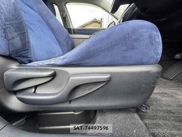 Lexus CT 2011-03 8880467-12