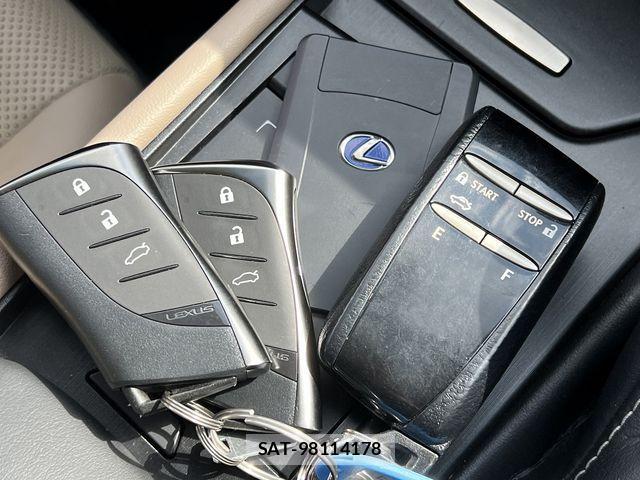 Lexus ES 2021-01 3771320-17