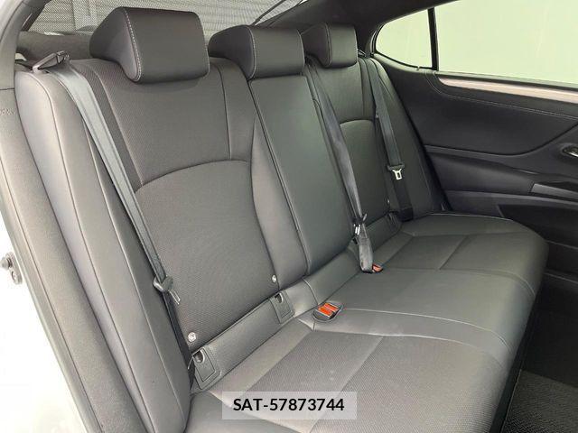 Lexus ES 2019-03 4595329-11
