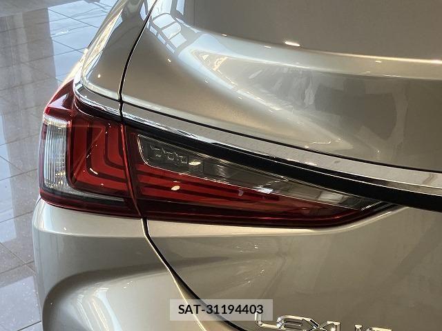 Lexus ES 2019-08 6612776-14