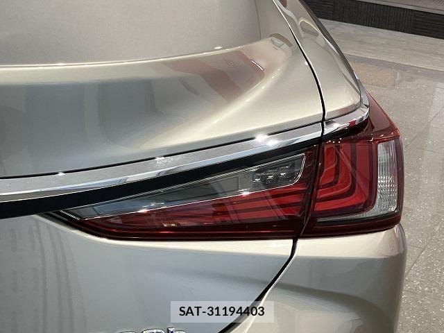 Lexus ES 2019-08 6612776-15