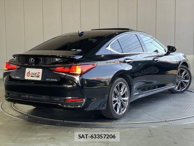 Lexus ES 2019-08 6612778-23