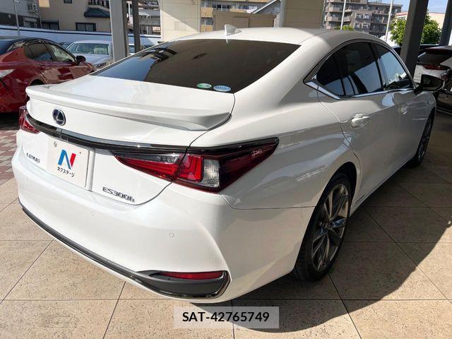 Lexus ES 2019-11 7020756-16