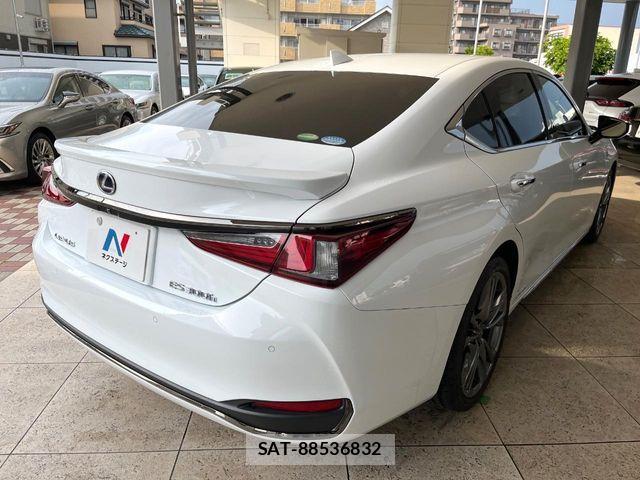 Lexus ES 2019-10 7220872-16