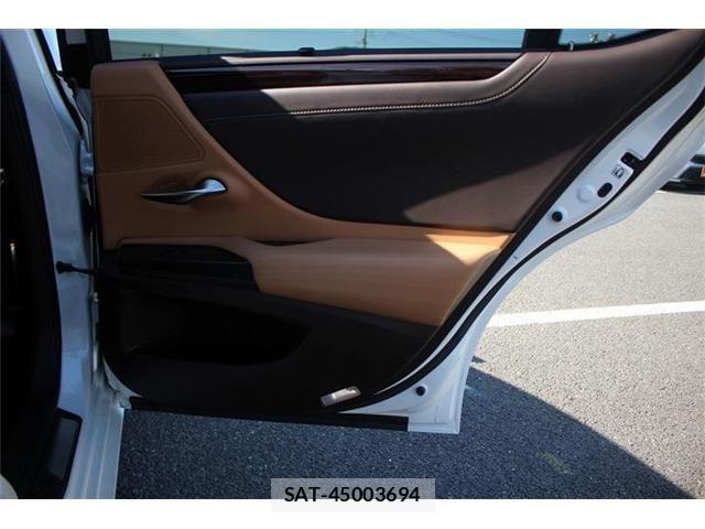 Lexus ES 2019-02 7220870-28