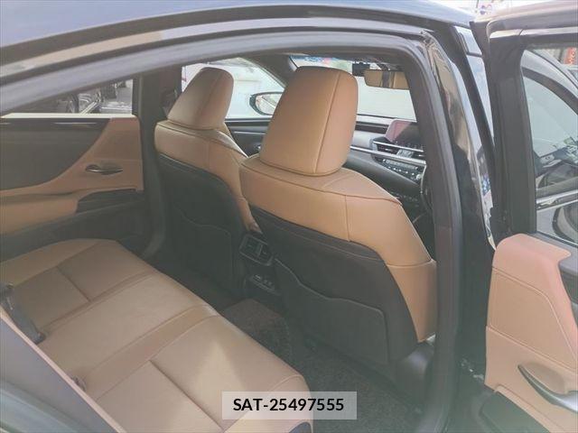 Lexus ES 2021-05 7358471-14
