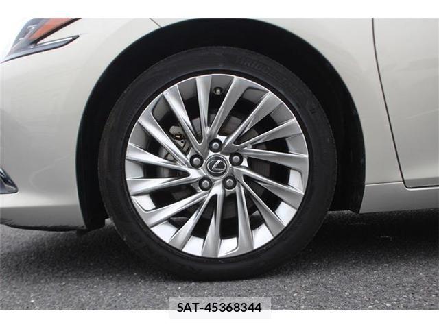 Lexus ES 2019-10 7392655-15