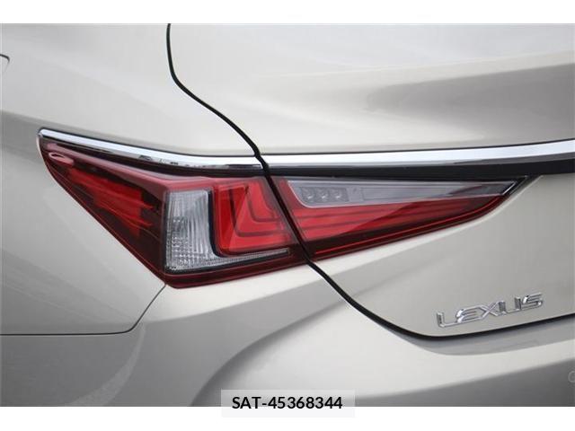 Lexus ES 2019-10 7392655-24