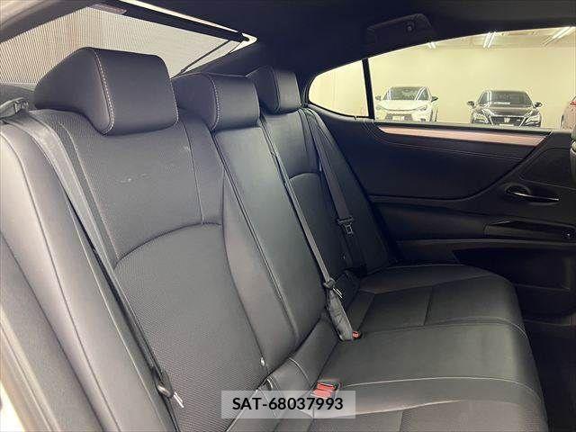 Lexus ES 2019-01 7725018-8