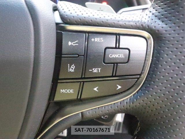 Lexus ES 2019-08 7725016-26