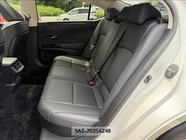 Lexus ES 2023-01 7786445-9