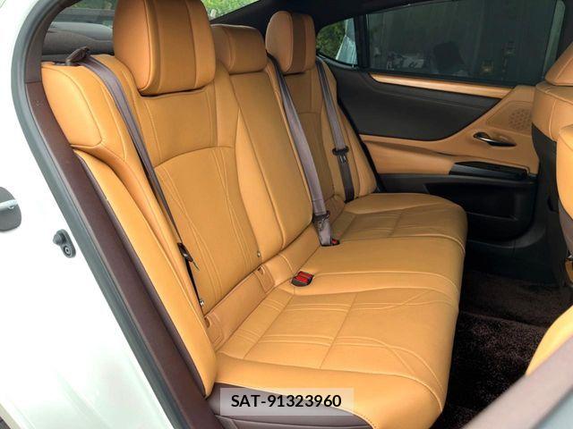Lexus ES 2019-10 8074324-12