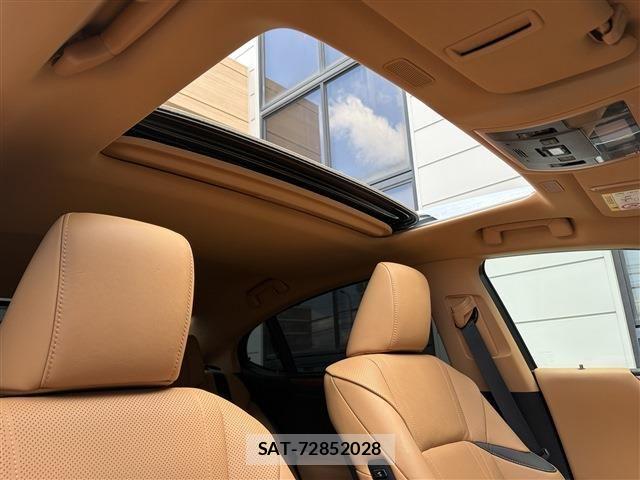 Lexus ES 2023-01 8354835-10
